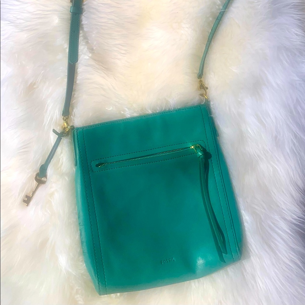 Fossil aquamarine genuine leather purse 9 x 10“Adjustable strap great condition